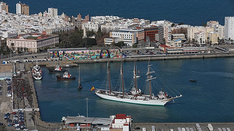 Elcano zarpa desde Cádiz